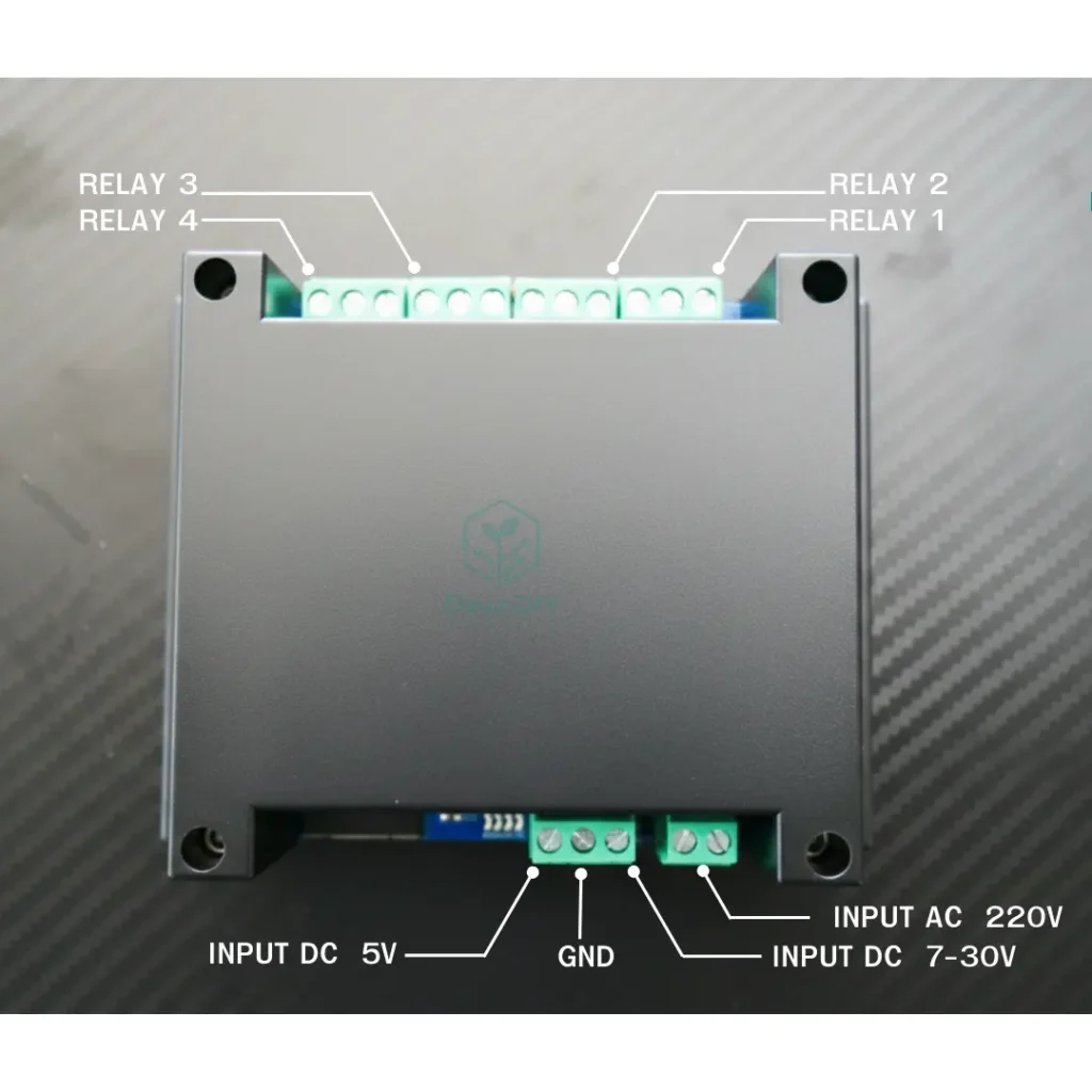 มป้ายกำกับพอร์ต: ขั้วรีเลย์ 1–4 ด้านบน และขั้วไฟเข้า/จ่ายไฟด้านล่าง (DC 5V, GND, DC 7–30V, AC 220V) พร้อมโลโก้ DevaDIY