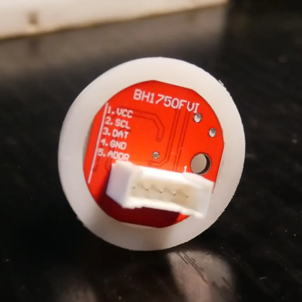 ภาพโมดูลเซนเซอร์ BH1750 พร้อมเลนส์ครอบสีขาวสำหรับวัดแสง Lux ใช้งานกับ ESP32