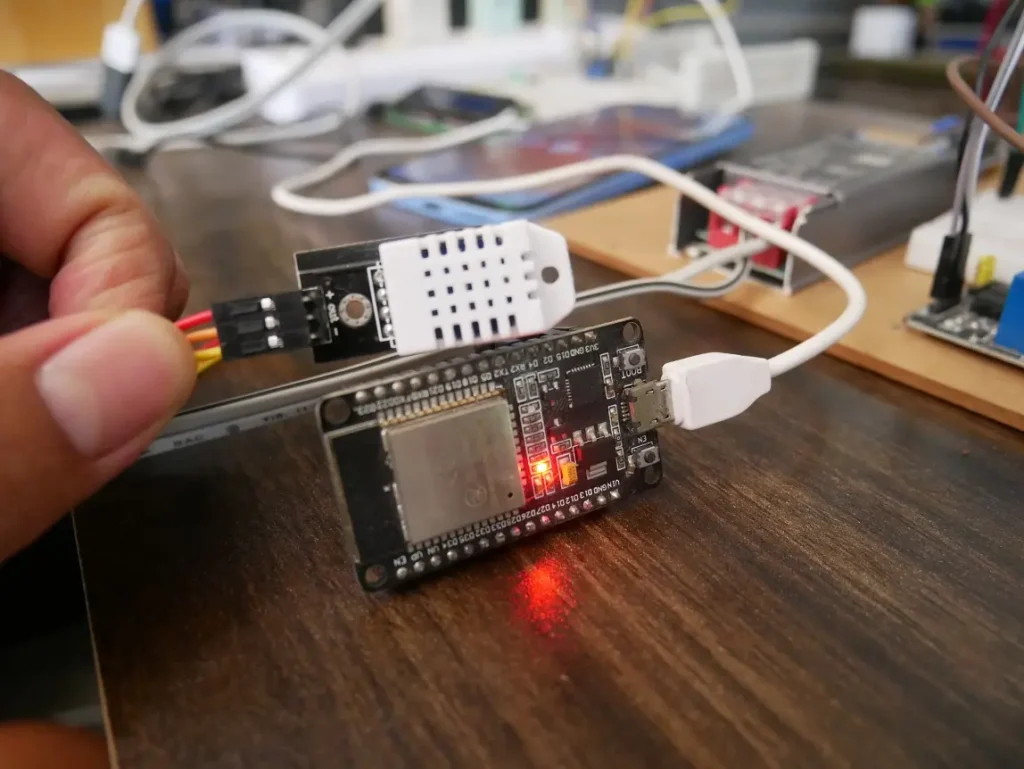 ภาพประกอบโค้ดตัวอย่าง ArduinoJson กับบอร์ด ESP32 กับเซนเซอร์ DHT22