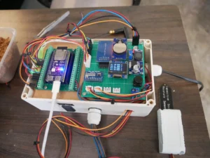 ภาพอุปกรณ์จริงของโครงงาน Smart Farm ใช้ ESP32 เป็นสมองหลัก ควบคุมรีเลย์ อ่านค่าเซนเซอร์ความชื้นดิน และแสดงผลผ่านหน้าจอ OLED ติดตั้งภายในกล่องพร้อมใช้งาน