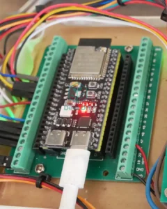 บอร์ด ESP32-S3 บนฐานรองสีเขียว เหมาะสำหรับงาน AI กล้อง และ USB Native