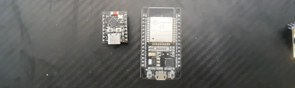 โมดูล ESP32 เทียบกับบอร์ด ESP32 DevKit บนพื้นสีดำ เพื่อแสดงขนาดและลักษณะของบอร์ดสำหรับงาน IoT