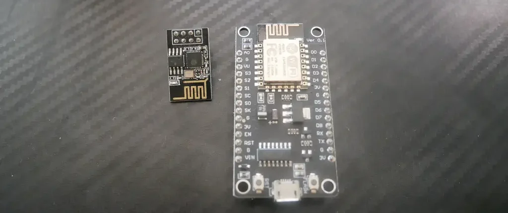 โมดูล ESP8266 เทียบกับบอร์ด NodeMCU ESP8266 บนพื้นสีดำ เพื่อแสดงขนาดและลักษณะของบอร์ดสำหรับงาน IoT