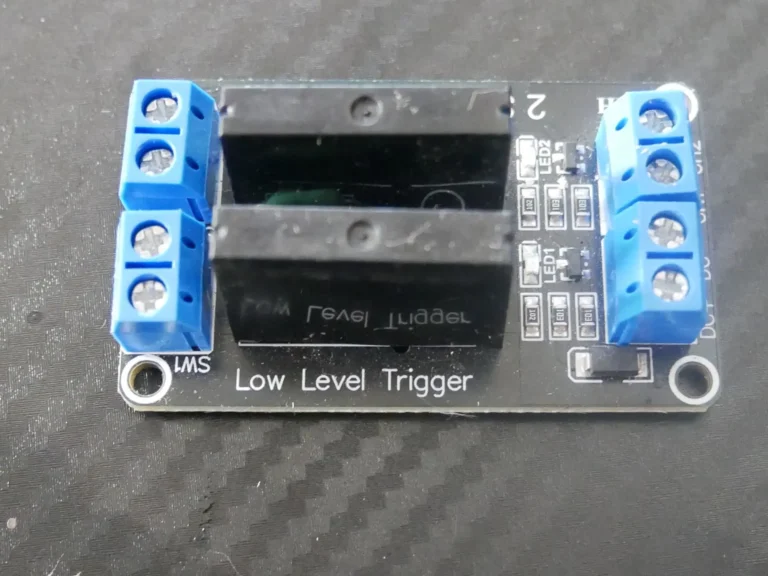 รูปโมดูลรีเลย์แบบ Active LOW มีข้อความ Low level Trigger บนบอร์ด