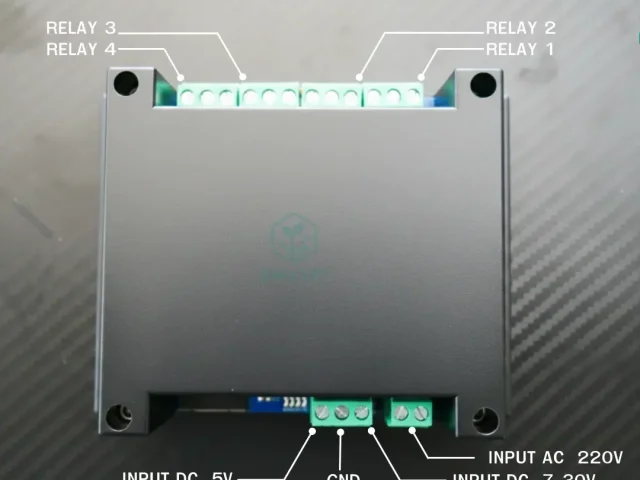 มป้ายกำกับพอร์ต: ขั้วรีเลย์ 1–4 ด้านบน และขั้วไฟเข้า/จ่ายไฟด้านล่าง (DC 5V, GND, DC 7–30V, AC 220V) พร้อมโลโก้ DevaDIY
